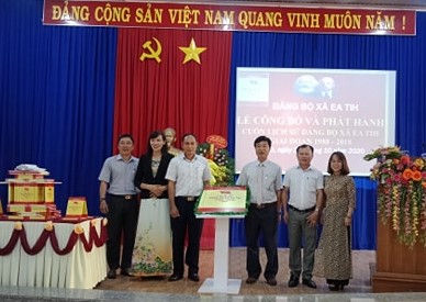 Lễ công bố và phát  hành cuốn lịch sử  Đảng bộ xã EaTyh giai đoạn 1988 – 2018