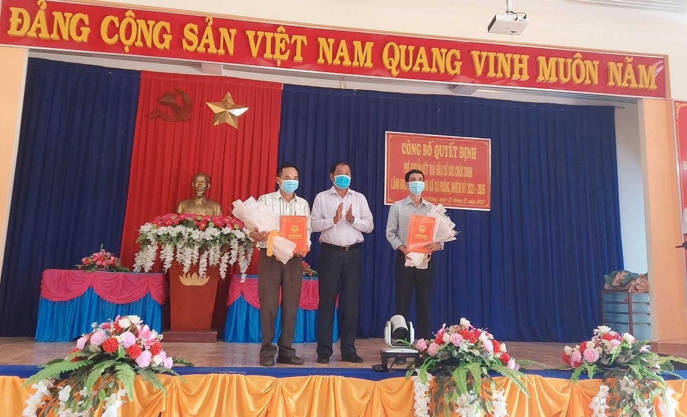 Trao quyết định phê chuẩn chức danh lãnh đạo HĐND, UBND xã Cư Prông