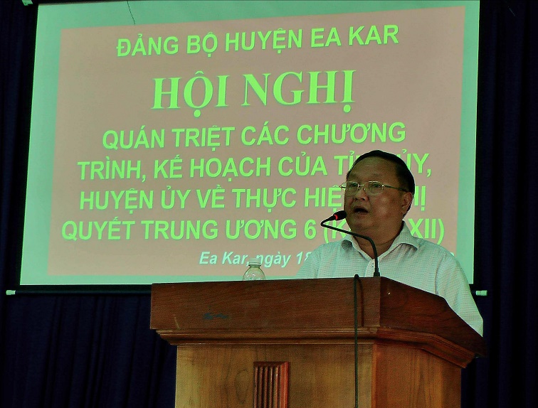 Đồng chí Kiều Thanh Dũng - TUV, Bí thư huyện ủy, Chủ tịch HĐND huyện EaKar quán triệt một số chương trình, kế hoạch của cấp trên tại hội nghị