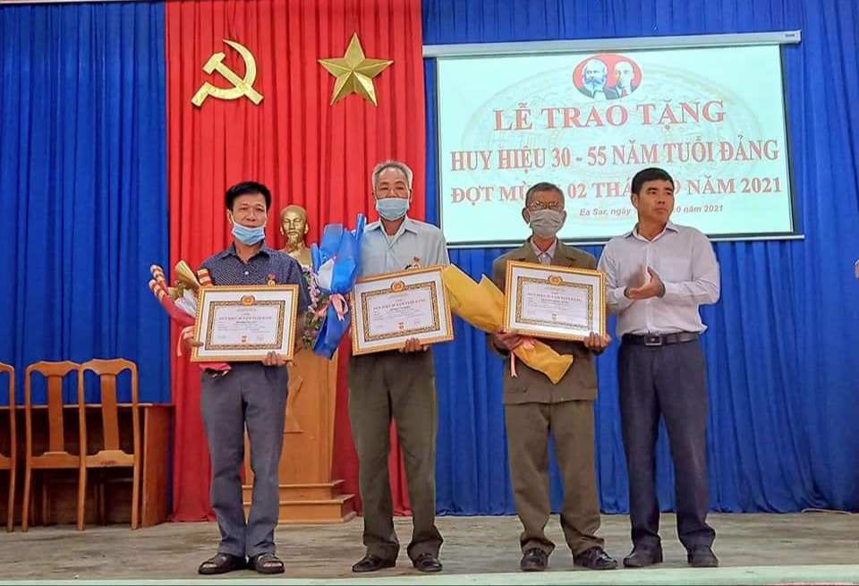 Đảng bộ xã Ea Sar tổ chức lễ trao huy hiệu 55, 30 năm tuổi Đảng đợt 2/9 cho đảng viên.