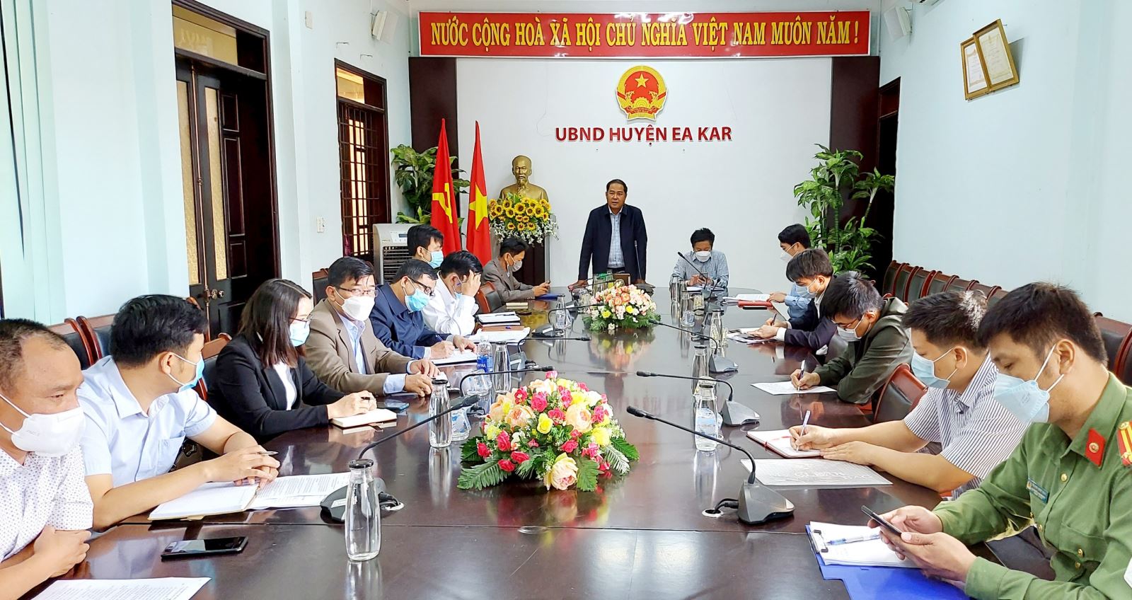 Huyện Ea Kar tổ chức họp trực tuyến triển khai công tác điều trị F0 tại nhà và triển khai một số nội dung phòng, chống dịch Covid-19.