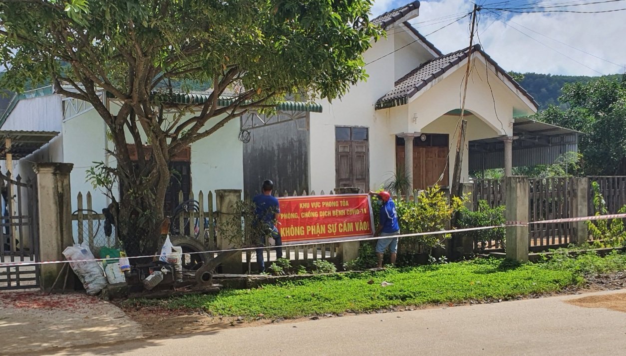 Thiết lập khu vực phong tỏa cách ly y tế đối với các khu vực dân cư trên địa bàn xã Cư Yang, huyện Ea Kar để phòng, chống dịch Covid-19.