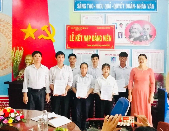 Lễ kết nạp đảng viên cho 6  quần chúng ưu tú  là em học sinh Trường THPT Ngô Gia Tự.