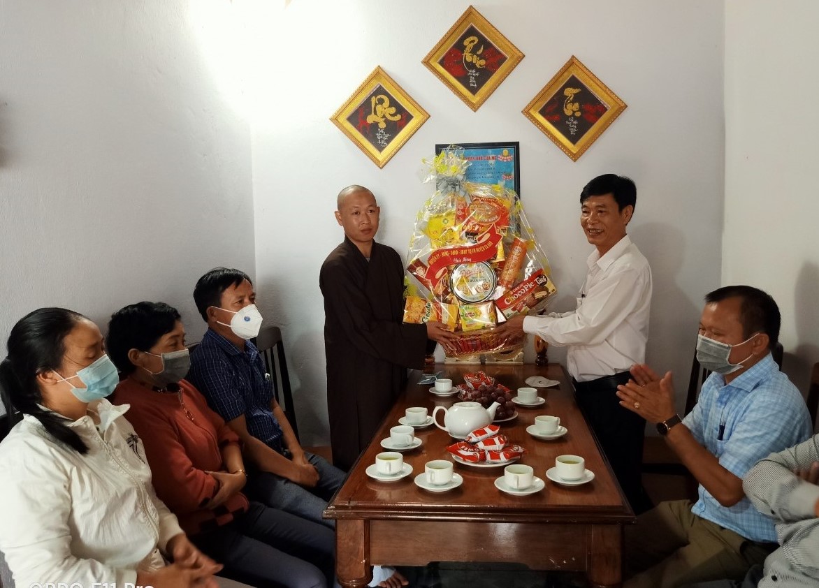Đoàn lãnh đạo  huyện EaKar đã đến thăm, tặng quà các cơ sở tôn giáo  trên địa bàn huyện