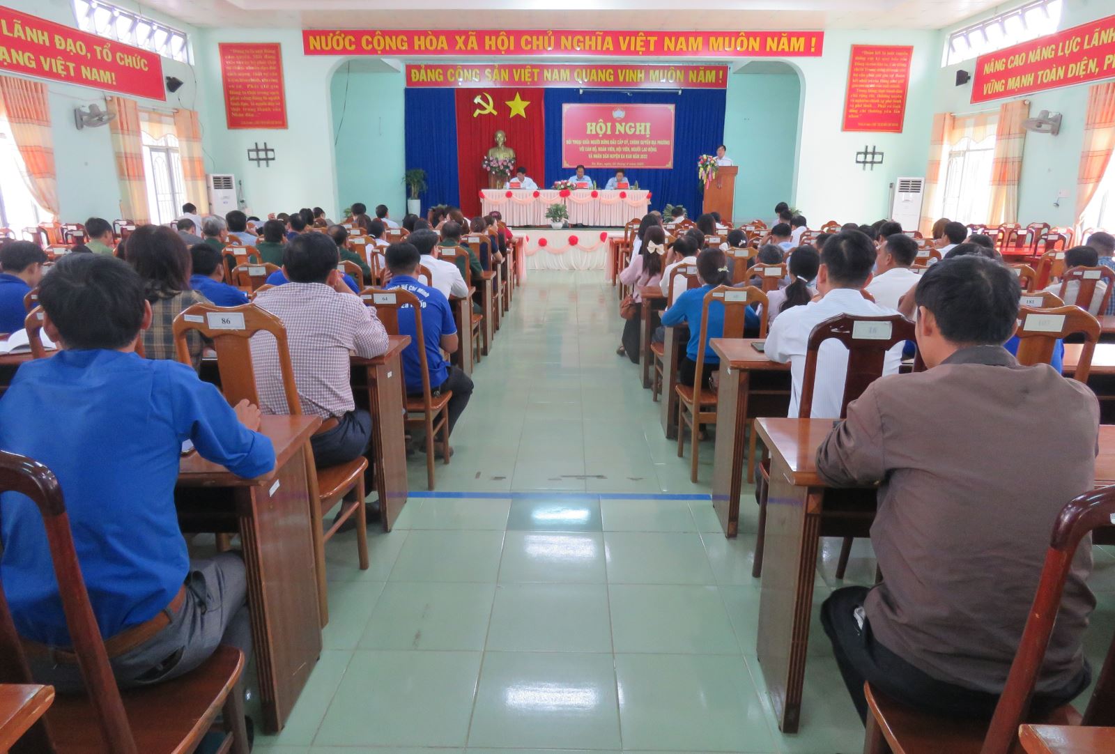 Hội nghị đối thoại trực tiếp giữa người đứng đầu cấp ủy, chính quyền huyện với cán bộ, đoàn viên, hội viên, người lao động và Nhân dân trên địa bàn huyện Ea Kar, năm 2022.