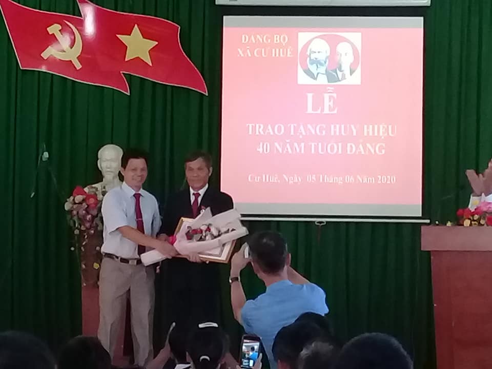 Đảng bộ  Xã Cư Huê trao huy hiệu 40 tuổi  Đảng 