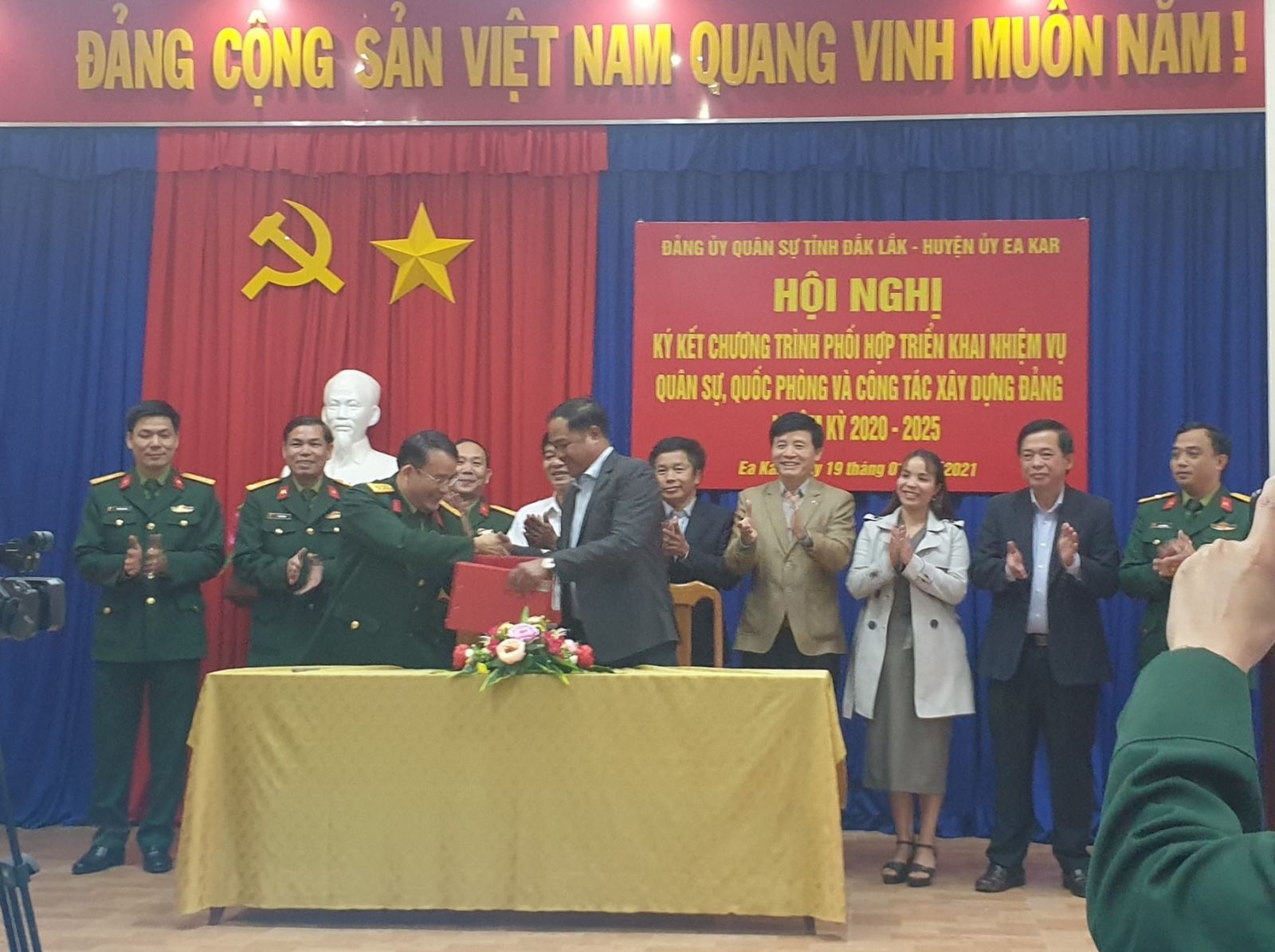 ĐẢNG ỦY QUÂN SỰ TỈNH PHỐI HỢPVỚI HUYỆN ỦY EA KAR TỔ CHỨC HỘI NGHỊ KÝ KẾT VỀ CHƯƠNG TRÌNH TRIỂN KHAI NHIỆM VỤ QUÂN SỰ, QUỐC PHÒNG VÀ CÔNG TÁC XÂY DỰNG ĐẢNG NHIỆM KỲ 2020 - 2025.