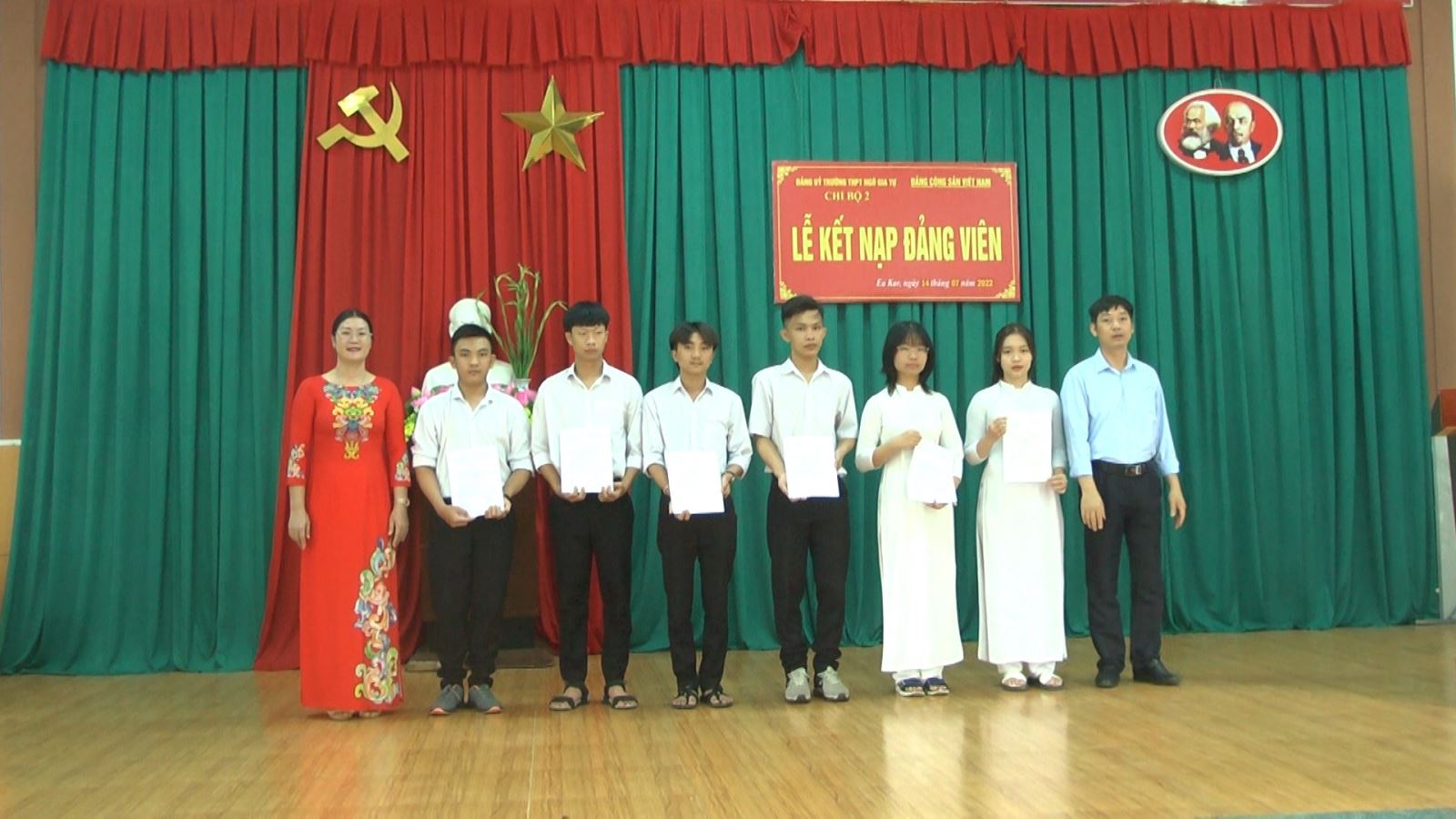 Huyện EaKar chú trọng tạo nguồn, phát triển đảng viên trong học sinh