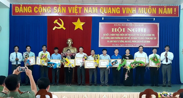 Huyện EaKar sơ kết 2 năm thực hiện Chỉ thị 05 của Bộ chính trị
