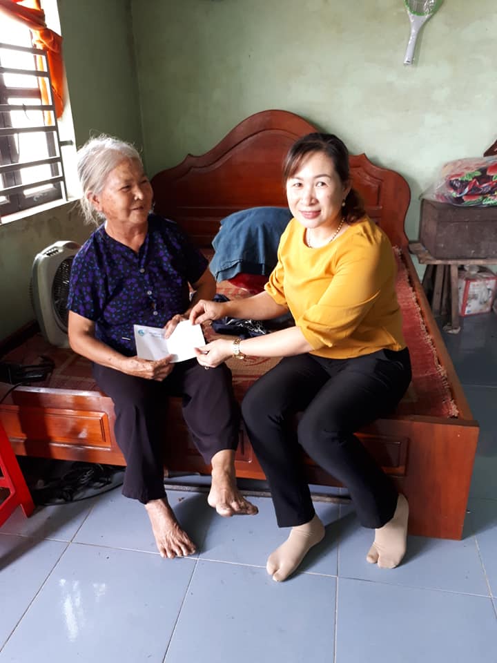 Hội LHPN xã EaSar đến thăm các gia đình chính sách trên địa bàn