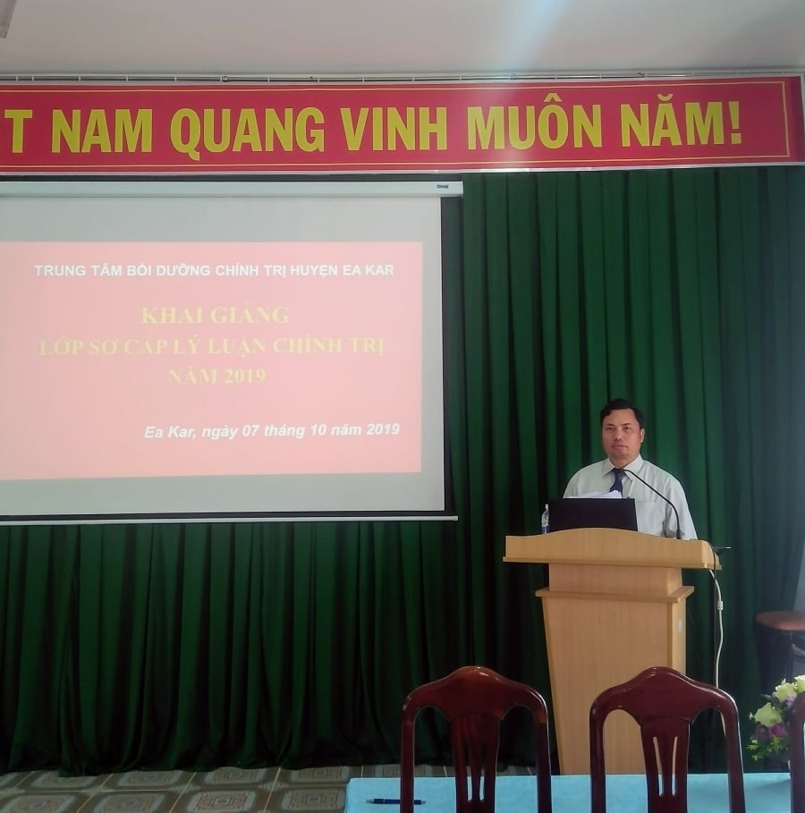 Huyện Ea Kar tổ chức khai giảng lớp Sơ cấp lý luận chính trị năm 2019.