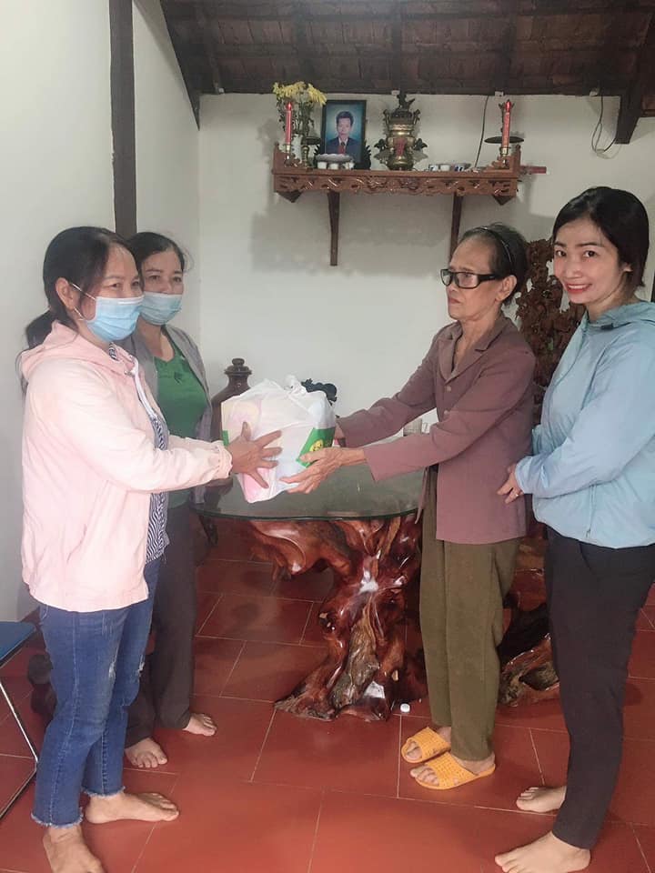 Hội LHPN xã EaPăl đến thăm gia đình các gia đình chính sách trên địa bàn