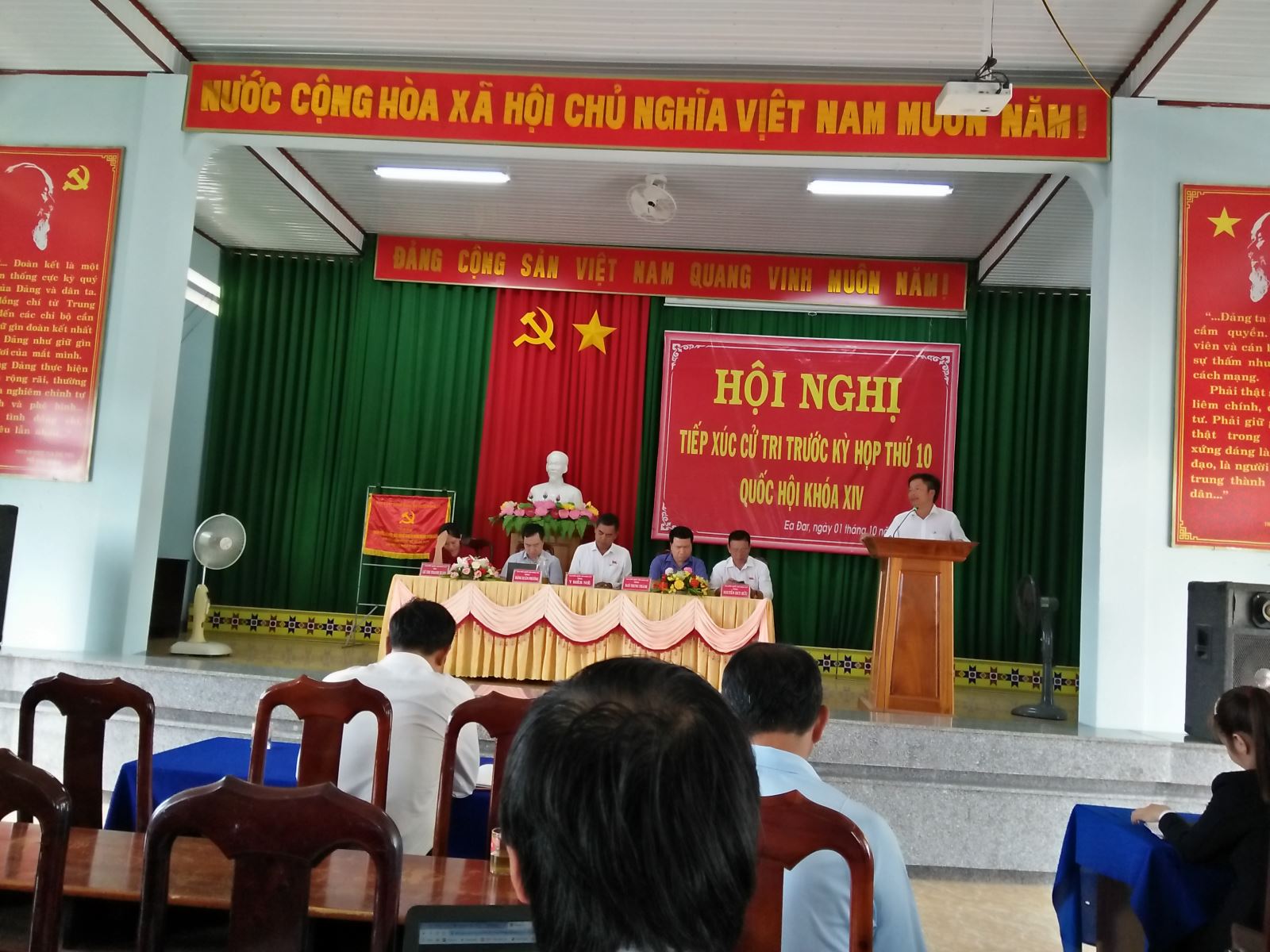  Hội nghị tiếp xúc cử tri với Đại biểu Quốc hội khóa XIV trước kỳ họp thứ 10