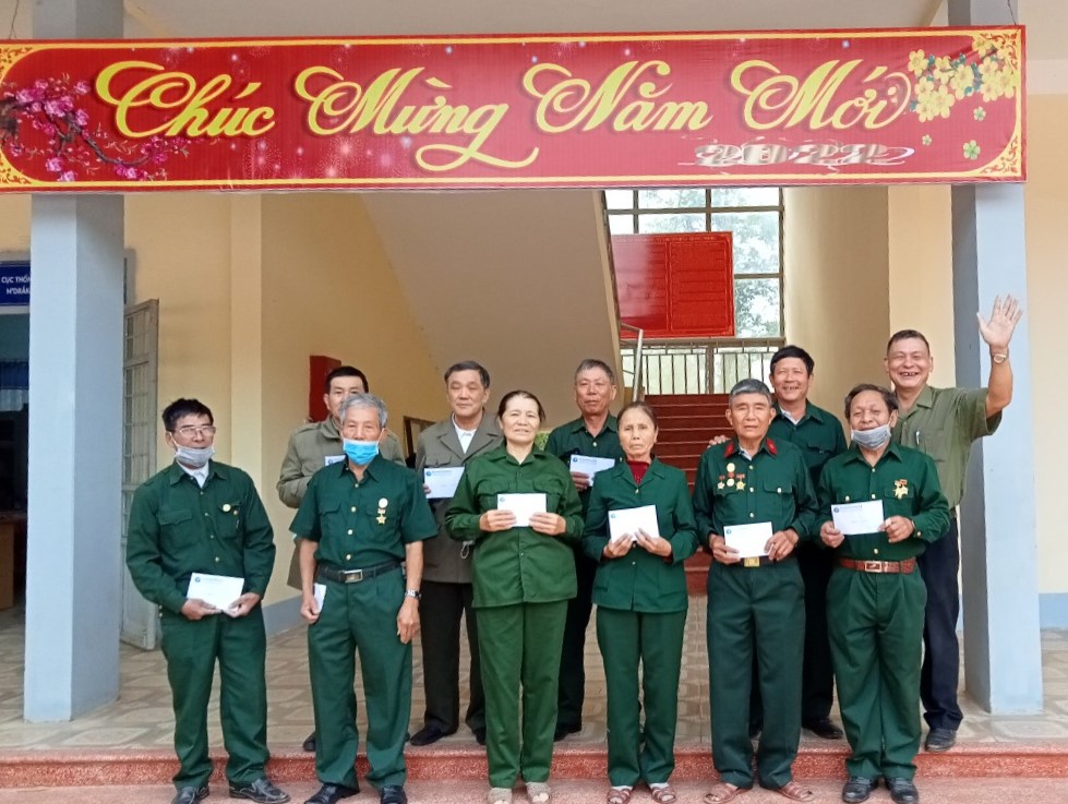 Hội CTNXP tỉnh trao tặng quà tết cho đối tượng khó khăn nữ cô đơn trên địa bàn huyện 