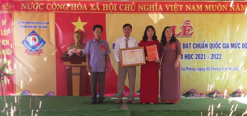 Trường Mầm non Tuổi Hồng, xã Cư Prông đón nhận Bằng công nhận đạt chuẩn Quốc gia mức độ 1 và tổng kết năm học 2021 - 2022