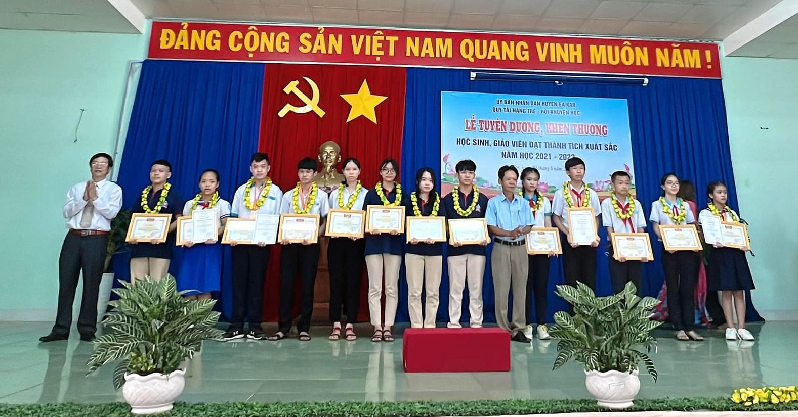 Lễ tuyên dương, khen thưởng học sinh, giáo viên đạt thành tích xuất sắc trong năm học 2021 – 2022