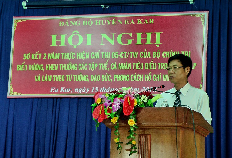 Đồng chí Vương Tấn Thành - Phó Bí thư thường trực huyện ủy EaKar phát biểu chỉ đạo tại hội nghị