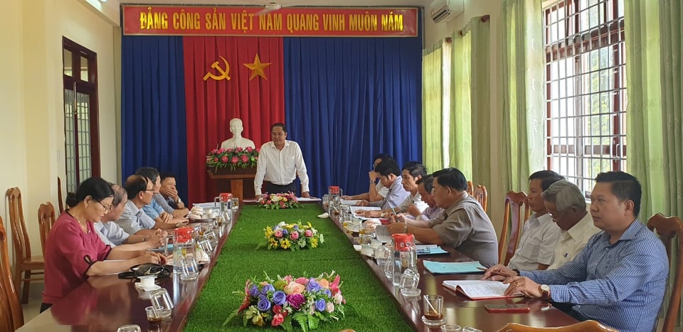 Huyện ủy EaKar lấy ý kiến lãnh đạo huyện qua các thời kỳ góp ý Văn kiện Đại hội Đảng bộ huyện lần thứ IX, nhiệm kỳ 2020 – 2025. 
