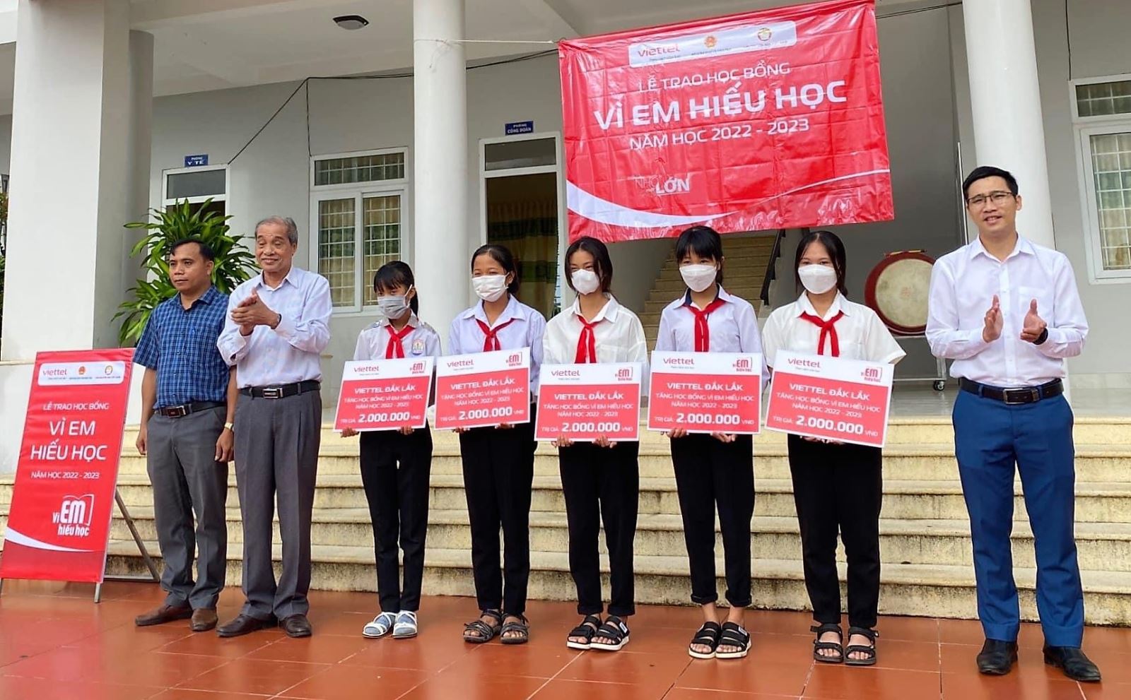 Trao Học bổng “vì em hiếu học”cho học sinh có hoàn cảnh khó khăn tại xã EaSô
