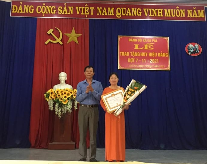 Đảng bộ xã EaPal tổ chức trao tặng huy hiệu Đảng đợt 7/11