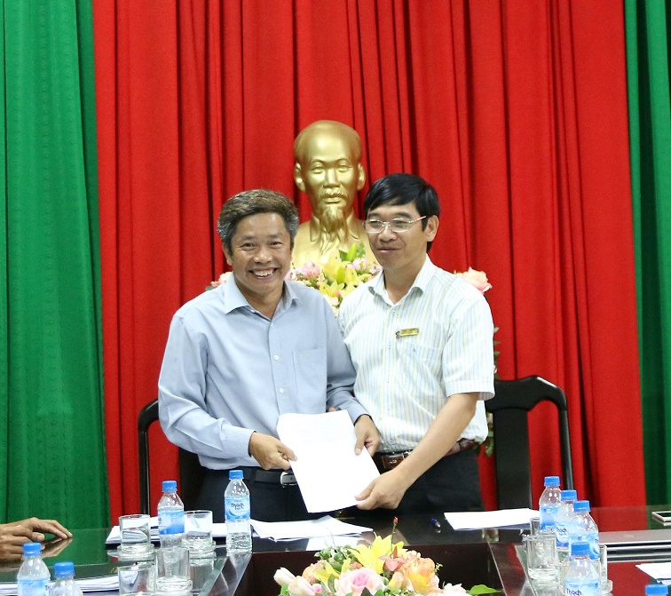 Đồng chí Nguyễn Văn Hà - Phó Bí thư Huyện ủy, Chủ tịch UBND huyện Ea Kar (bên trái) và đồng chí Châu Văn Lượm -  Phó Chủ tịch UBND huyện Krông Năng trao bản ký kết