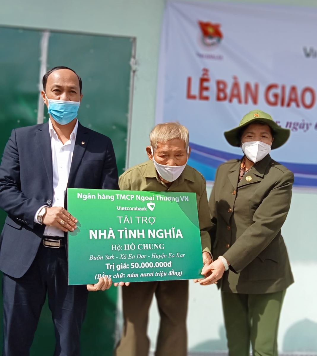 Lễ  bàn giao nhà tình nghĩa cho hộ gia đình TNXP khó khăn về nhà ở, tại xã EaĐar, huyện EaKar 
