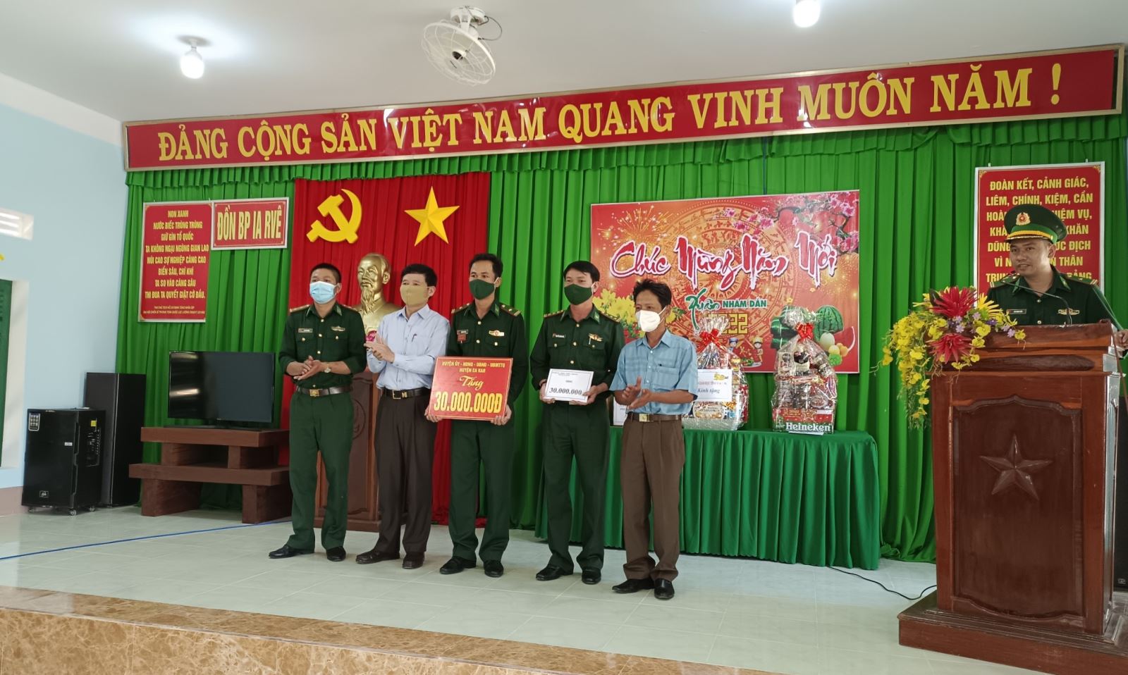 Đoàn lãnh đạo huyện EaKar đến thăm và chúc tết cán bộ, chiến sỹ đồn biên phòng Ia Rvê, huyện EaSúp, tỉnh ĐắkLắk kết nghĩa 