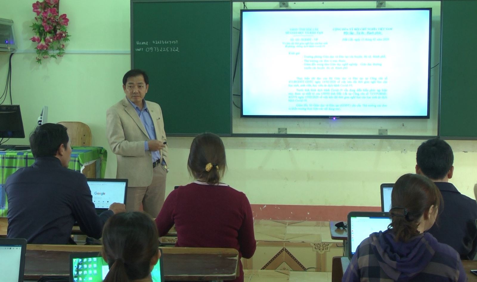 Học sinh ôn bài qua mạng, phòng dịch Covid-19