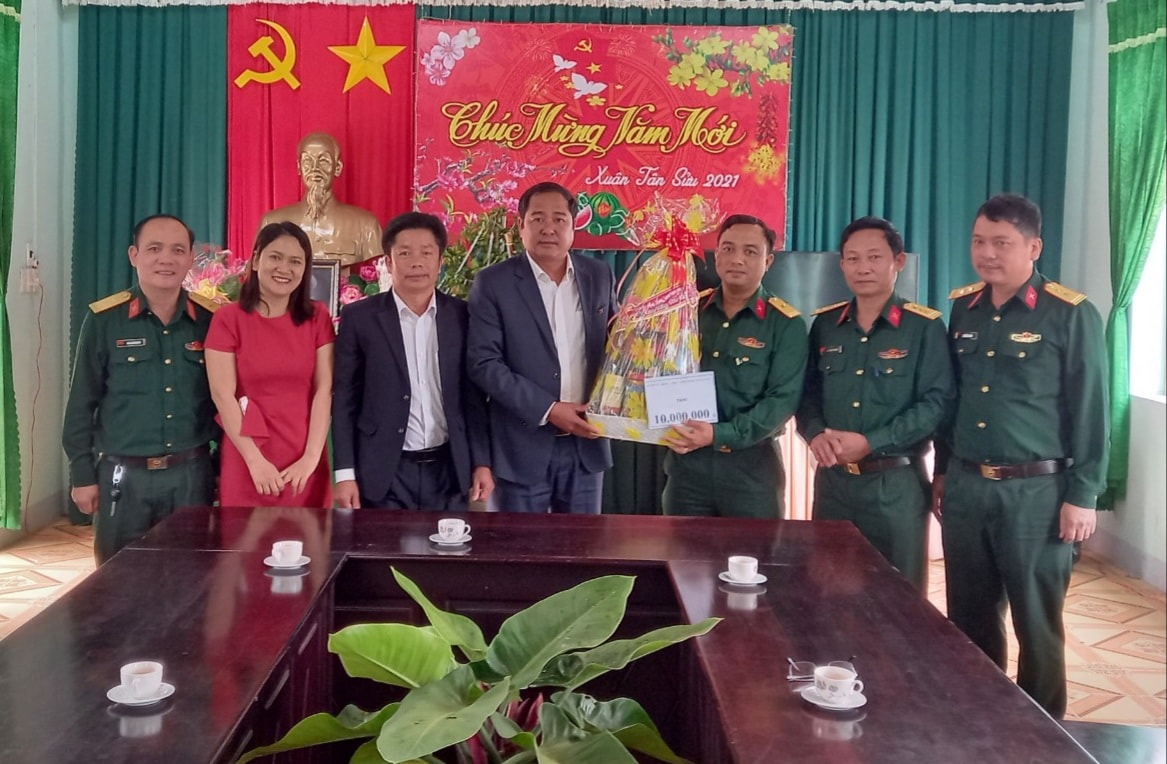 Đoàn lãnh đạo huyện EaKar đến thăm và chúc tết CB chiến sỹ lực lượng vũ trang huyện