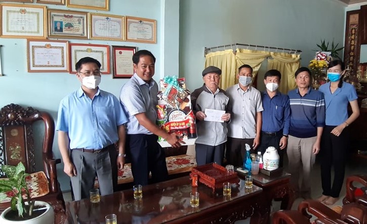 Lãnh đạo huyện thăm, tặng quà, chúc Tết các gia đình chính sách, người có công trên địa bàn xã  EaTyh và thị trấn Eaknốp.