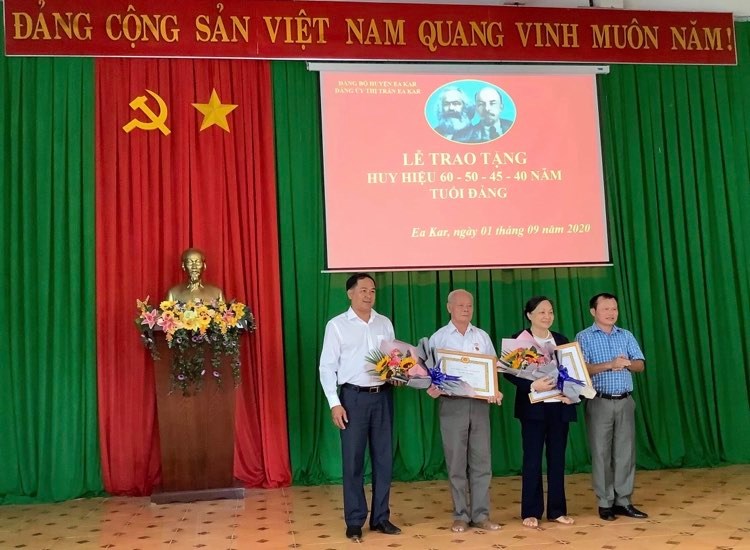 Đảng bộ thị trấn EaKar trao huy hiệu 60,50, 45 và 40 năm tuổi Đảng cho 4 đảng viên đợt 2/9