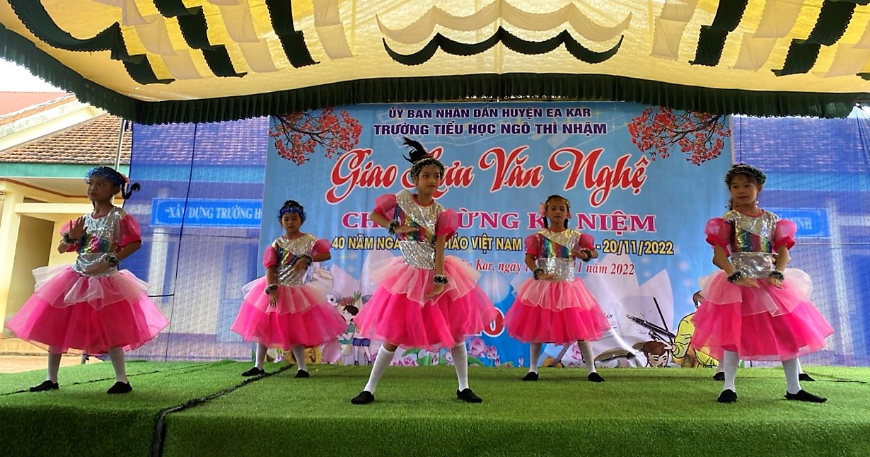 Trường TH Ngô Thì Nhậm – thị trấn EaKar tổ chức Giao lưu Văn nghệ ‘ Chào mừng kỷ niệm 40 năm ngày nhà giáo VN 20/11
