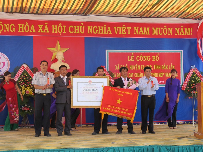 Xã Ea Ô đón nhận danh hiệu đạt chuẩn xã nông thôn mới.