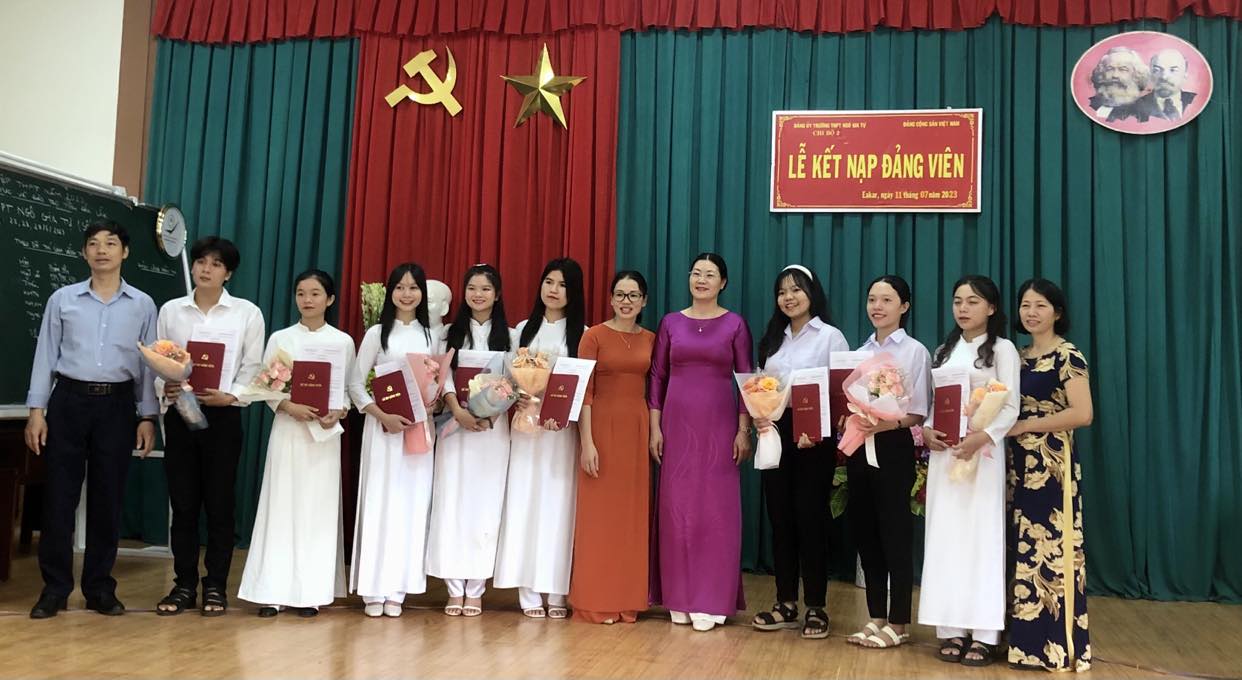 Đảng bộ Trường THPT Ngô Gia Tự tổ chức lễ  kết nạp 8 đảng viên mới là học sinh ưu tú khối 12 của nhà trường. 