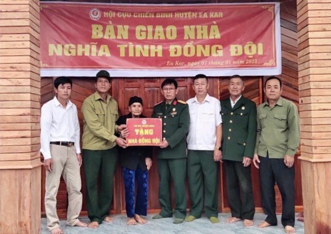 Lễ bàn giao nhà “Nghĩa tình đồng đội” cho Cựu chiến binh có hoàn cảnh khó khăn tại thôn Thanh Bình xã Ea Sar