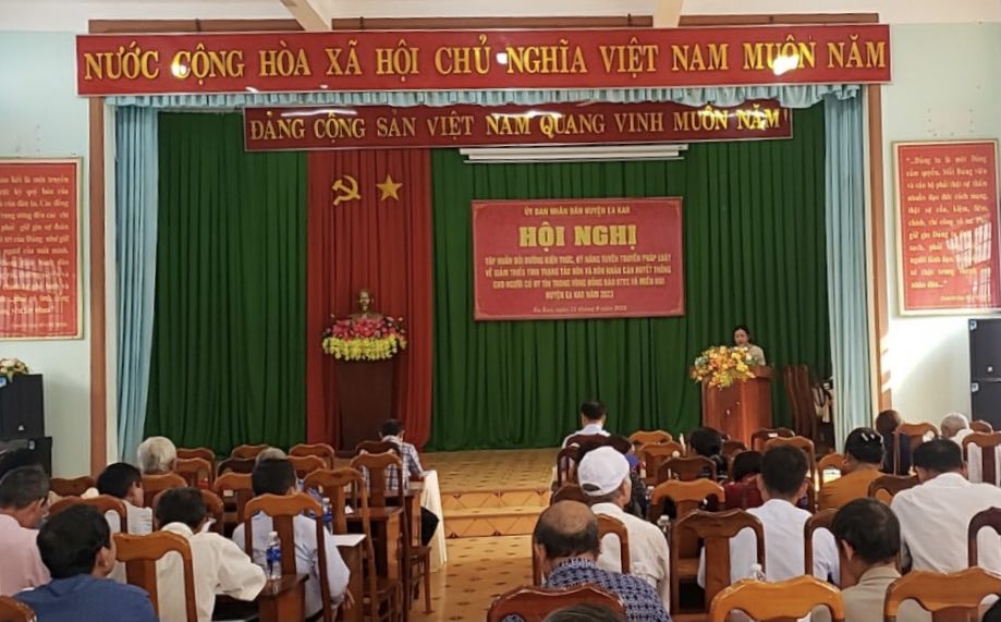 Tập huấn bồi dưỡng kiến thức, kỹ năng tuyên truyền pháp luật về giảm thiểu tình trạng tảo hôn và hôn nhân cận huyết thống cho người có uy tín huyện Ea Kar năm 2023. 