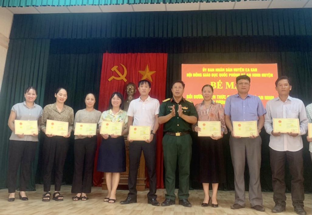 BẾ MẠC LỚP BỒI DƯỠNG KIẾN THỨC QUỐC PHÒNG VÀ AN NINH ĐỐI TƯỢNG 4 NĂM 2023