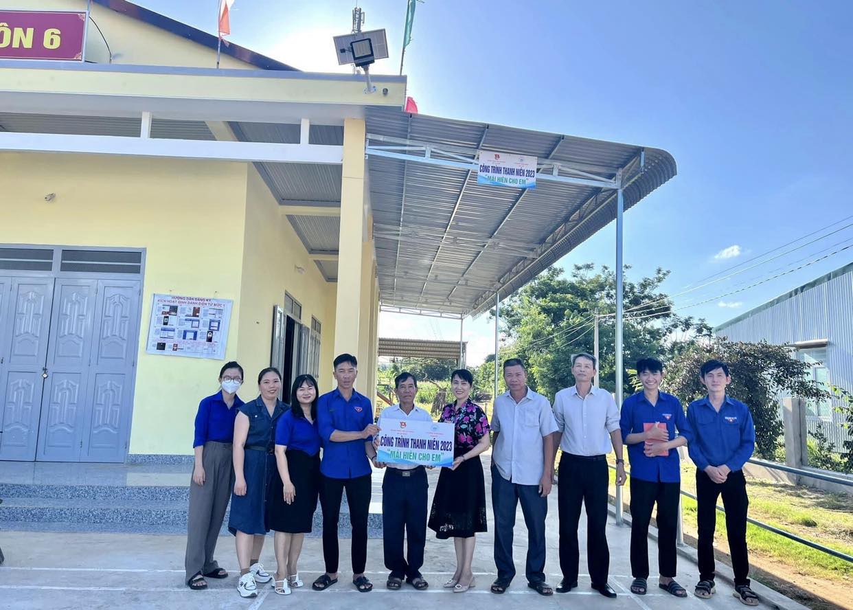 Lễ bàn giao Công trình thanh niên “Mái hiên cho em” tại điểm trường mầm non thôn 6 - xã Ea Đar 