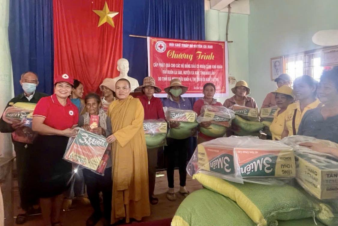 Chương trình tổ chức trao tặng quà cho các hộ đồng bào có hoàn cảnh đặc biệt khó khăn tại thôn Ea Sar, xã Ea Sar
