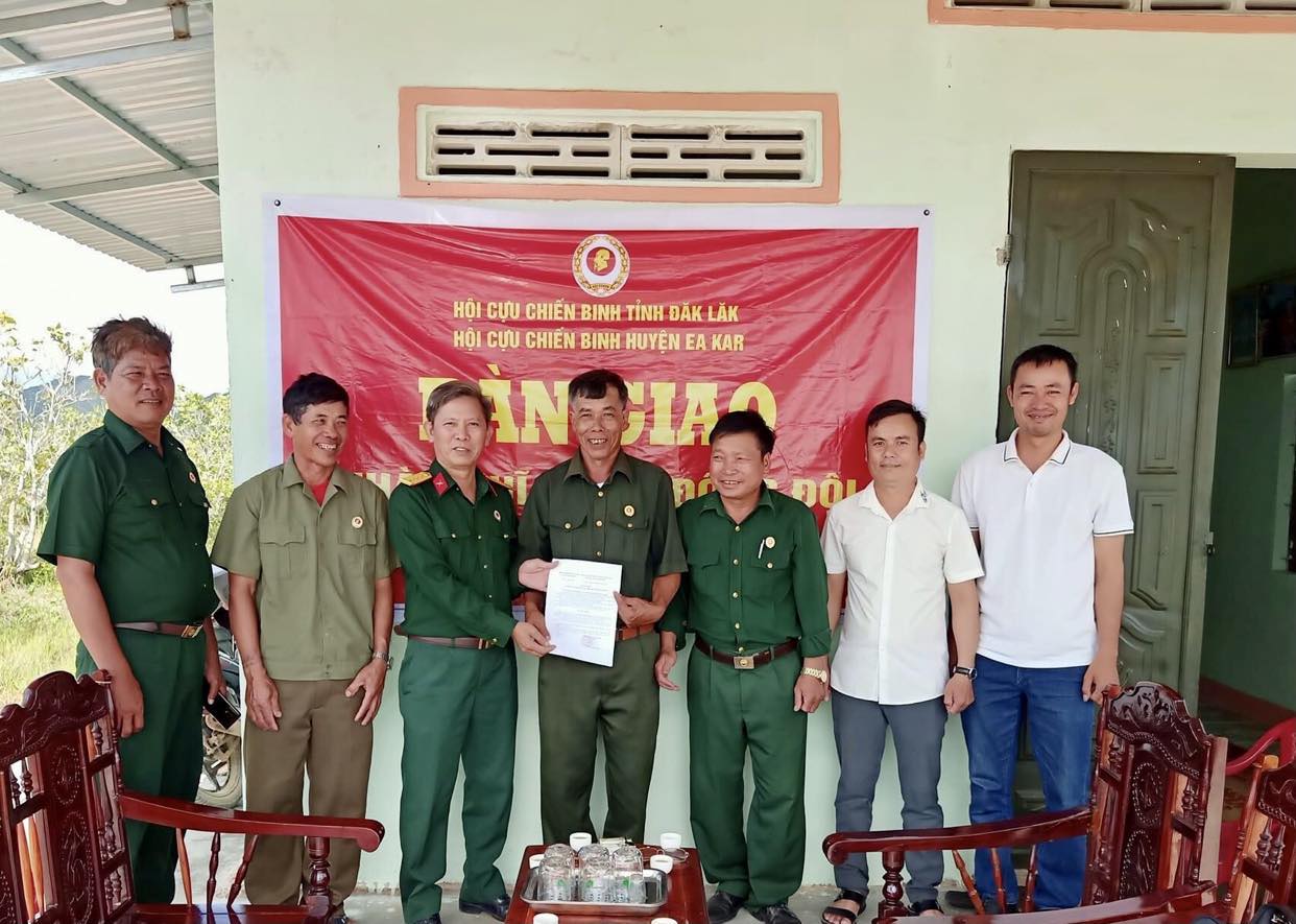 Lễ bàn giao nhà nghĩa tình đồng đội cho  hội viên CCB có hoàn cảnh khăn khó  tại xã Ea Ô