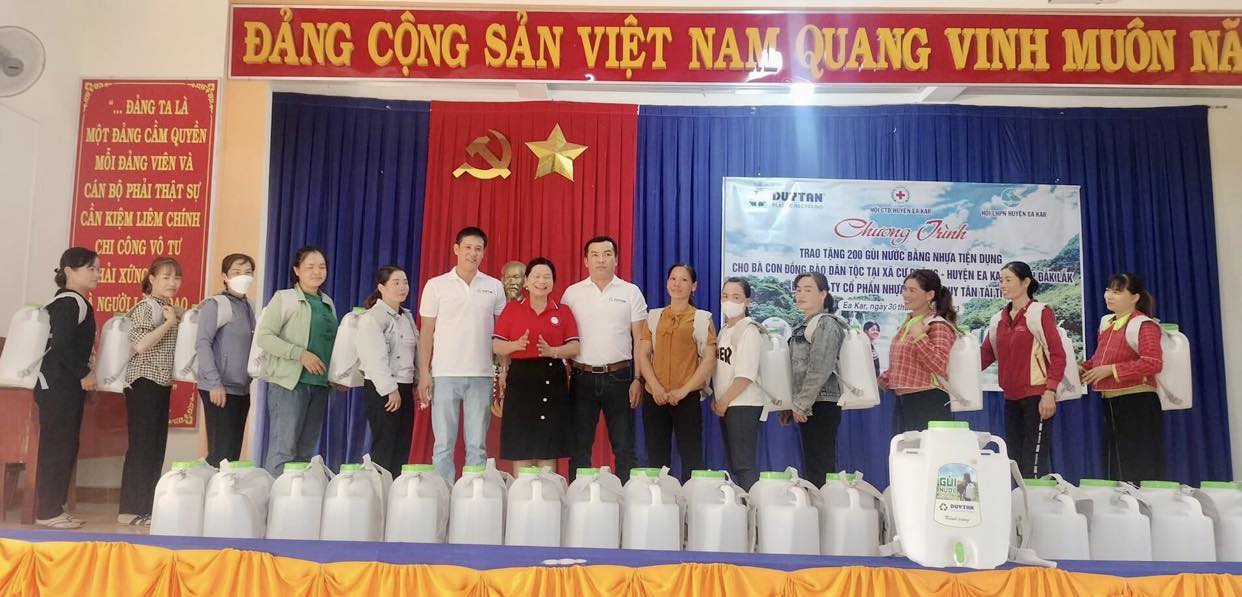 Chương trình trao tặng 200 gùi nước bằng nhựa tiện dụng cho bà con đồng bào dân tộc tại chỗ xã Cư Prông.