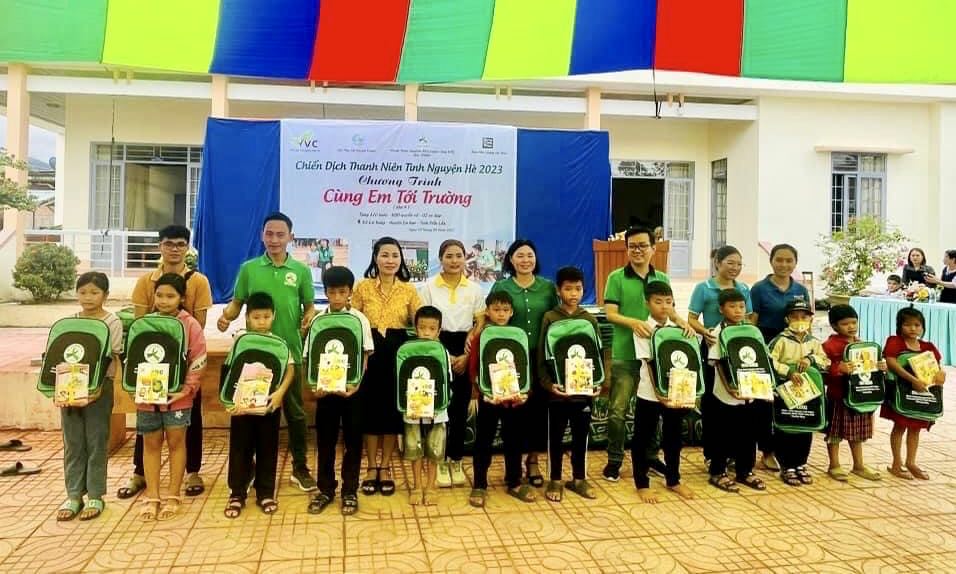 Chương trình “Cùng em đến trường” tại 2 trường TH Nguyễn Viết Xuân và Hà Huy Tập xã Cư Yang 