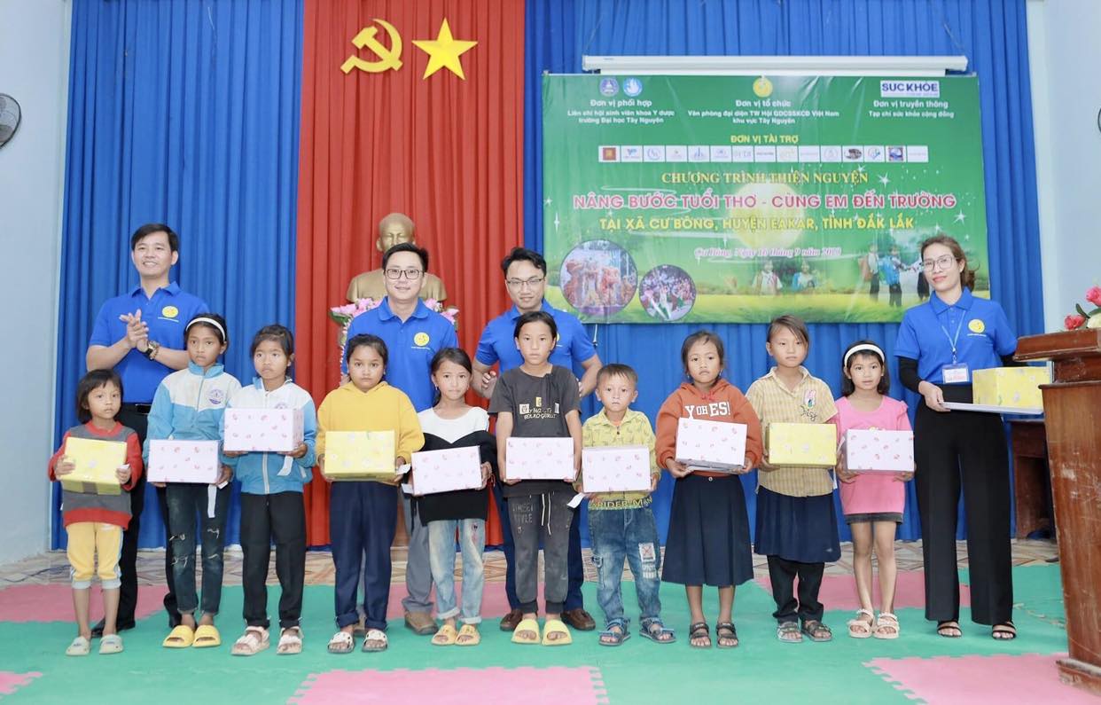Chương trình thiện nguyện "Nâng bước tuổi thơ-Cùng em đến trường" tổ chức tại xã Cư Bông.