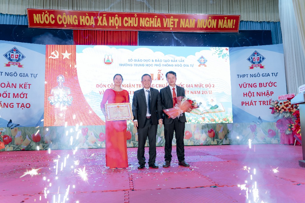Trường THPT Ngô Gia Tự tổ chức Lễ đón Bằng công nhận trường đạt chuẩn Quốc gia mức độ 2 và Kỷ niệm 41 năm ngày Nhà giáo Việt Nam 20/11.