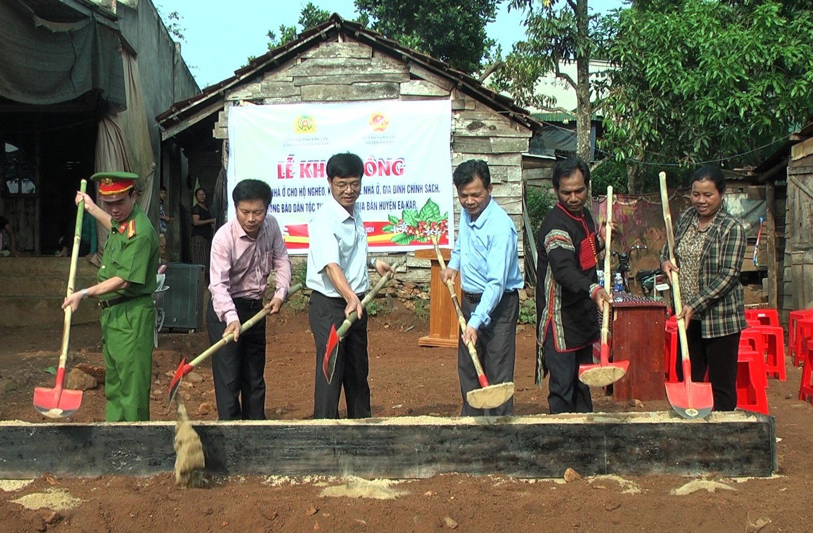 Lễ khởi công xây dựng nhà ở cho hộ nghèo, khó khăn về nhà ở, gia đình chính sách, đồng bào dân tộc thiểu số trên địa bàn huyện Ea Kar.
