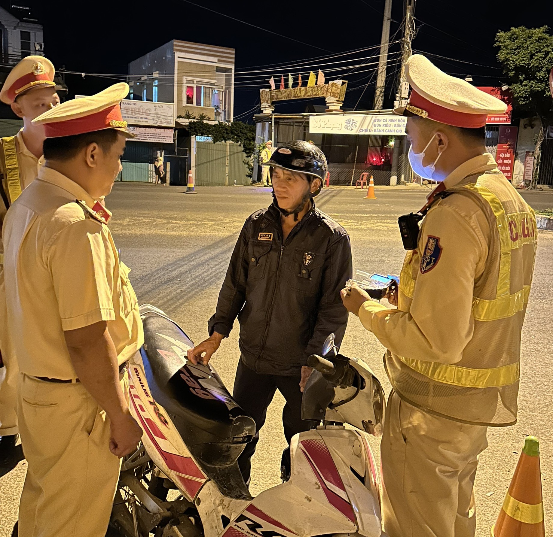 Công an huyện Ea Kar kiểm tra, xử lý vi phạm nồng độ cồn, ma túy và xe chở quá tải