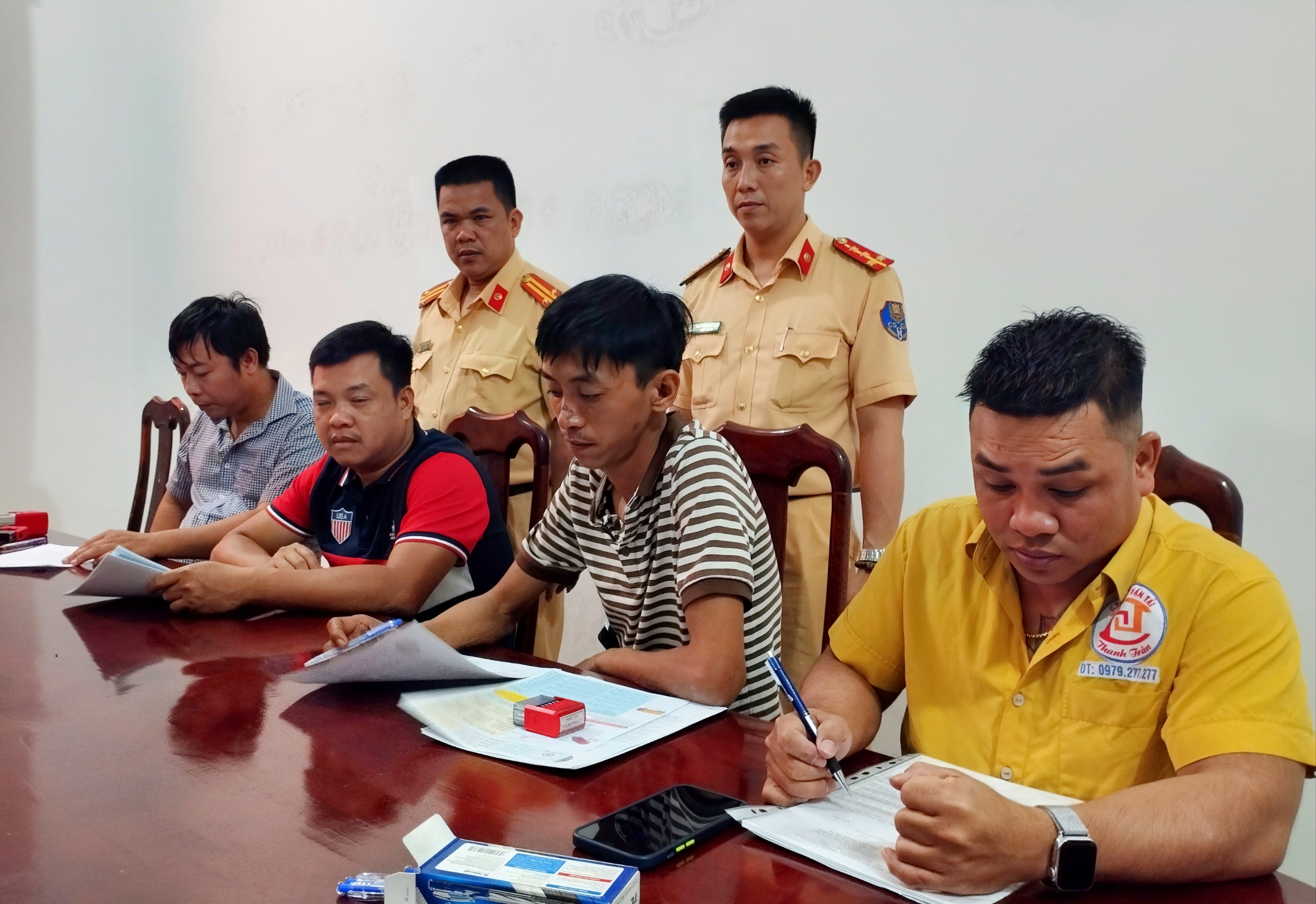 Công an huyện Ea Kar tuyên truyền bảo đảm trật tự, an toàn giao thông, trật tự xã hội dịp Tết Nguyên đán Giáp Thìn 2024 trong hoạt động vận tải hành khách, hàng hóa trên địa bàn huyện
