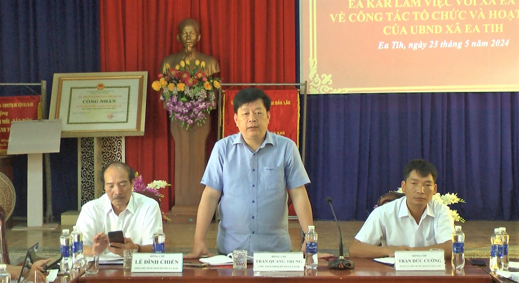 Phó Bí thư Huyện ủy, Chủ tịch UBND huyện Ea Kar Trần Quang Trung Làm việc với UBND xã EaTíh.