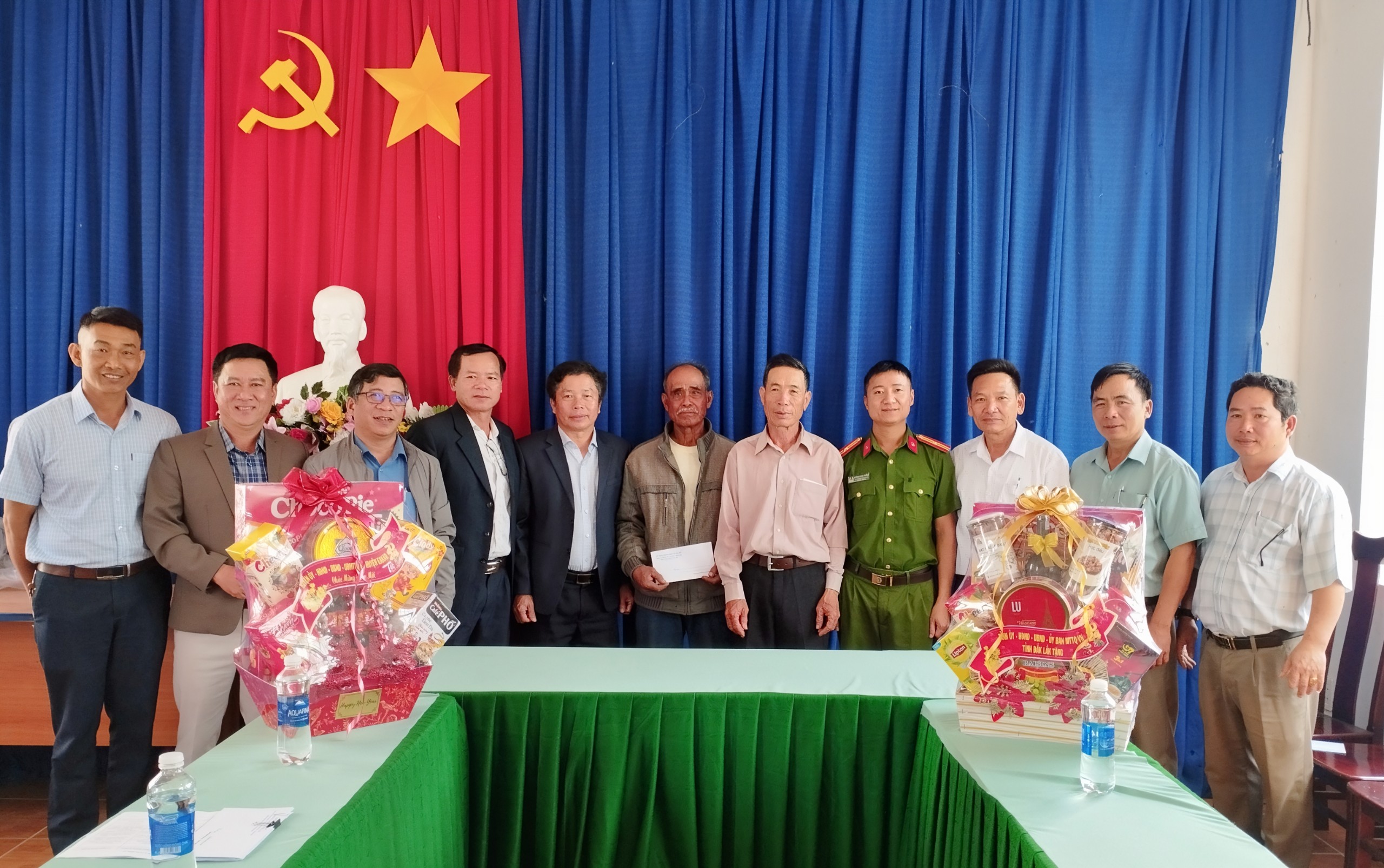 Phó Bí thư Huyện ủy, Chủ tịch UBND huyện Ea Kar Nguyễn Văn Hà thăm, tặng quà, chúc Tết các gia đình chính sách, người có công và các cơ quan, đơn vị, cơ sở tôn giáo trên địa bàn xã Ea Sar và Ea Sô.