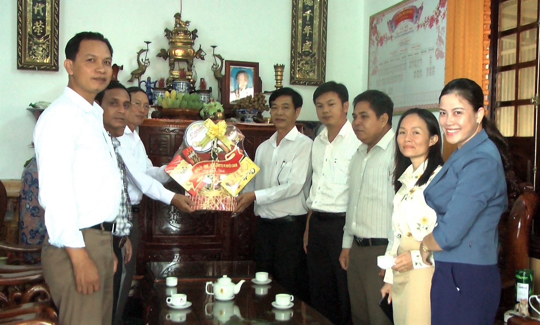 Đoàn lãnh đạo huyện Eakar đến thăm và tặng quà gia đình chính sách trên địa bàn huyện nhân dịp 76 năm ngày thương binh liệt sỹ 27/7.